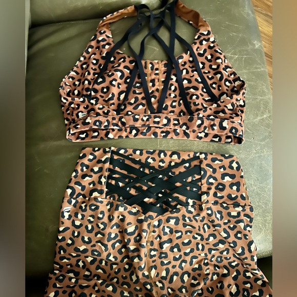 Fabletics Workout Set - Picture 8 of 9